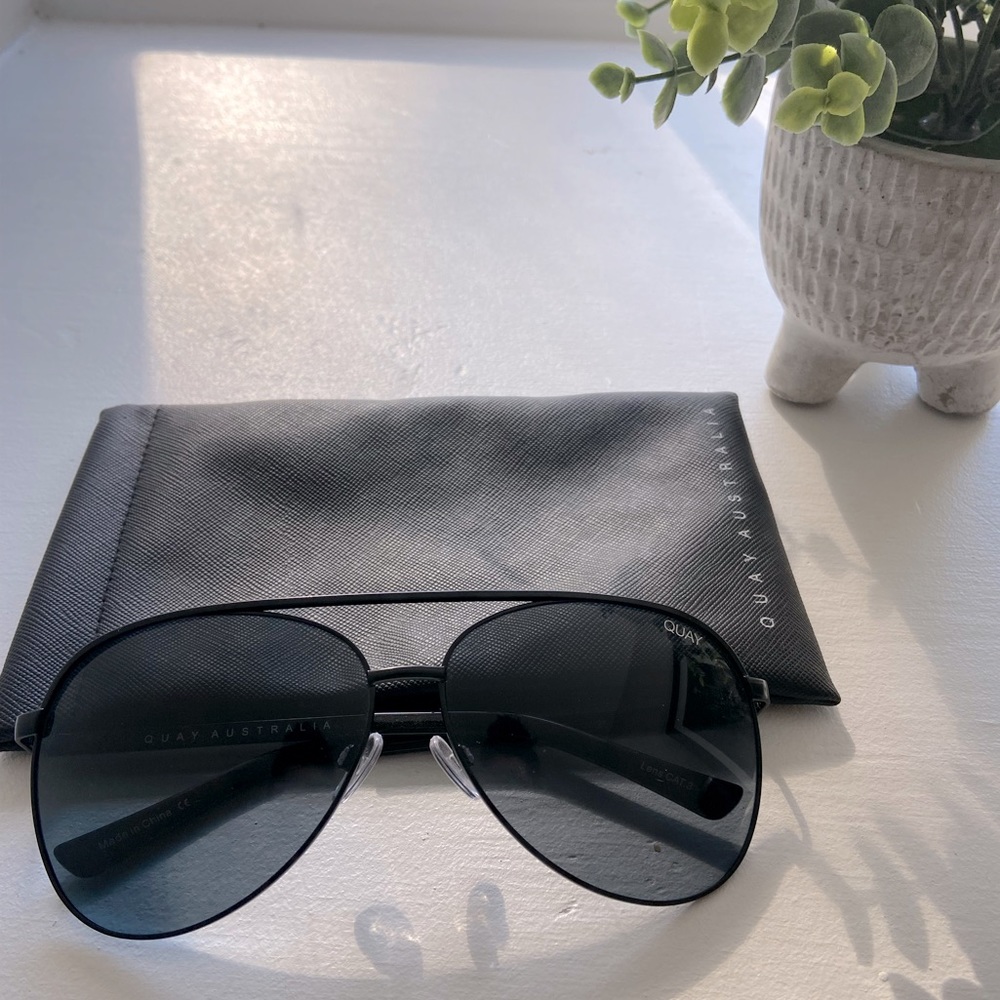 QUAY Australia Vivienne sunglasses in black, like new w/ case
